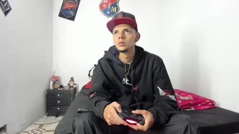 Snapshot of johan_and_antonella chatting on January 16, 2025, 1:37 am johan_and_antonella online show from January 16, 2025, 1:37 am