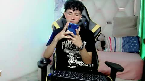 Snapshot of johnny_cagee chatting on December 19, 2025, 5:03 am johnny_cagee online show from December 19, 2025, 5:03 am