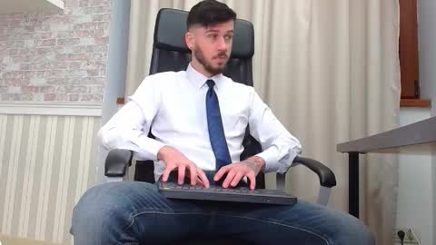 Snapshot of jonahshaw chatting on November 23, 2025, 5:18 am JonahShaw online show from November 23, 2025, 5:18 am