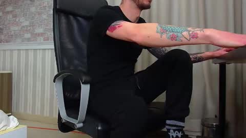 Snapshot of jonahshaw chatting on December 15, 2025, 5:44 am JonahShaw online show from December 15, 2025, 5:44 am