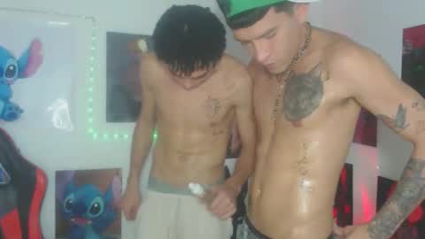 josue_linares online show from November 18, 2025, 4:50 am