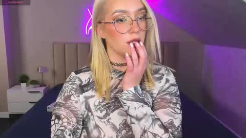 Snapshot of joyfuljasmine chatting on October 16, 2025, 10:05 am Vickie online show from October 16, 2025, 10:05 am
