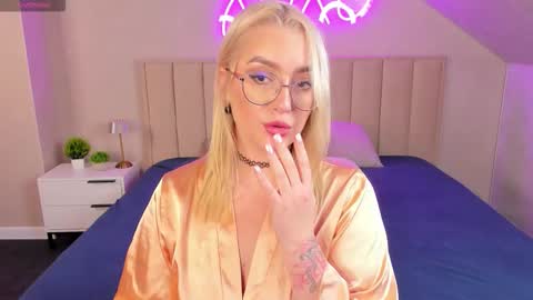 Snapshot of joyfuljasmine chatting on October 17, 2025, 9:12 am Vickie online show from October 17, 2025, 9:12 am