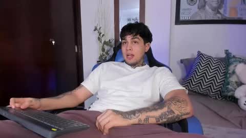 juan_alvarez18 online show from November 19, 2025, 12:10 am