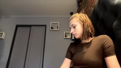 Lola online show from October 27, 2025, 9:35 am