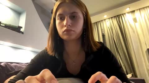 Lola online show from November 3, 2025, 2:07 pm