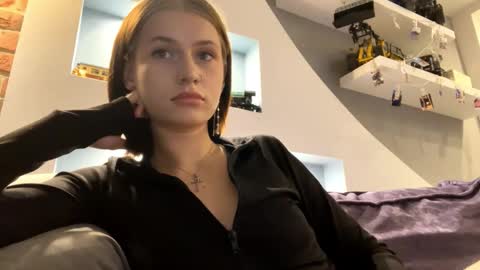 Lola online show from November 4, 2025, 2:49 pm