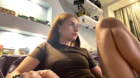 Lola online show from November 11, 2025, 3:45 pm