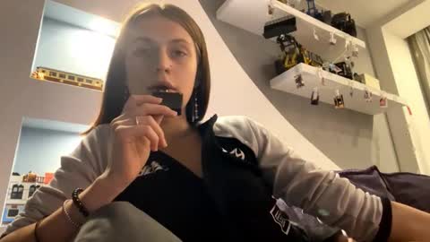 Lola online show from November 13, 2025, 3:11 pm