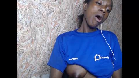 Snapshot of juicyberryx chatting on February 3, 2025, 12:04 am queen online show from February 3, 2025, 12:04 am