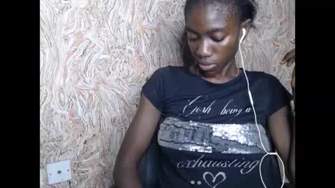 Snapshot of juicyberryx chatting on February 11, 2025, 12:59 am queen online show from February 11, 2025, 12:59 am