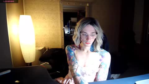 Julia online show from November 21, 2025, 6:39 pm