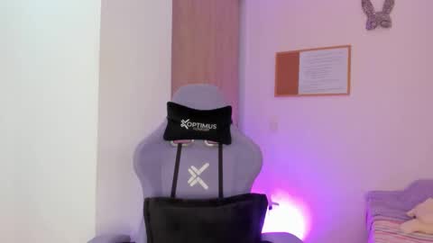 juli_santos_22 online show from January 30, 2025, 6:21 pm