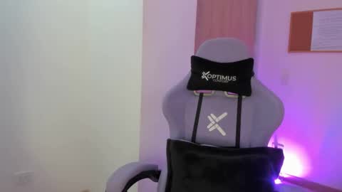 juli_santos_22 online show from January 31, 2025, 6:14 pm