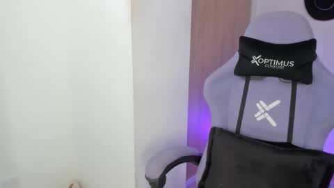 juli_santos_22 online show from February 26, 2025, 6:21 pm