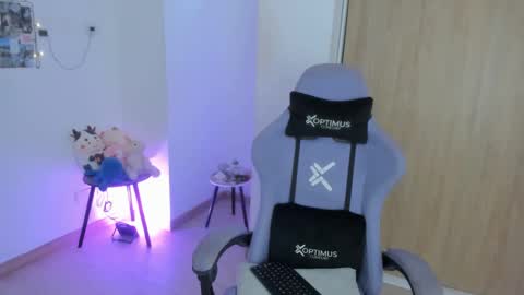 juli_santos_22 online show from October 6, 2025, 6:38 pm