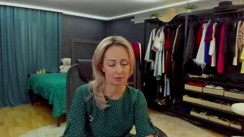 julia__cherry_ online show from April 4, 2026, 2:14 pm