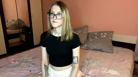 julia_charm online show from May 18, 2026, 4:13 pm