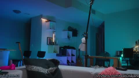 Julia Jane online show from April 16, 2026, 2:56 am