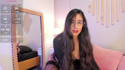 J U L IA   M A R T I N E Z online show from February 8, 2025, 11:22 am