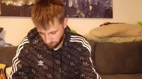 julia_official online show from September 24, 2025, 8:34 pm