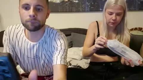 julia_official online show from November 29, 2025, 9:18 pm