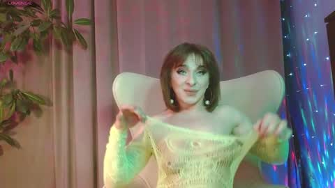 Julia online show from November 6, 2025, 5:58 pm