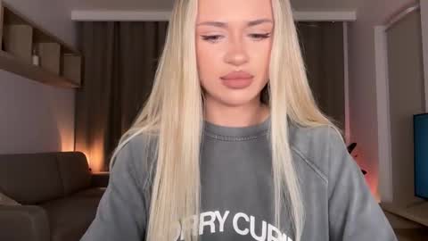 Julia R Le online show from October 13, 2025, 7:47 pm