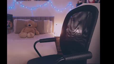 julialiones online show from December 17, 2024, 6:09 pm