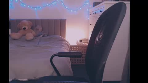 julialiones online show from January 31, 2025, 5:53 pm