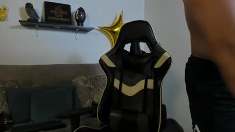 julian_wallace online show from October 23, 2025, 8:18 pm