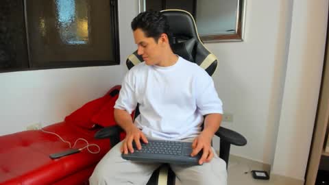 julian_wallace online show from February 6, 2026, 8:12 pm