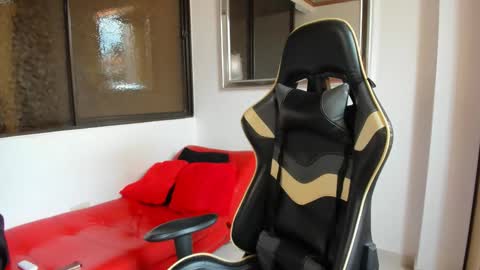 julian_wallace online show from March 2, 2026, 6:04 pm