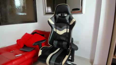 julian_wallace online show from March 16, 2026, 1:04 pm