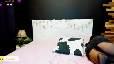 Julianna online show from December 1, 2024, 7:36 pm