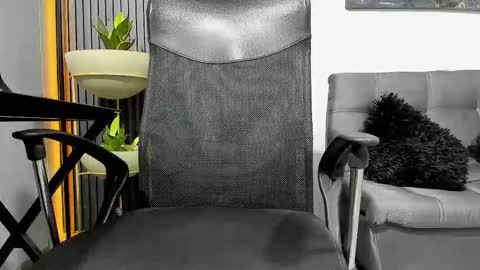 Julian online show from November 19, 2025, 11:27 pm