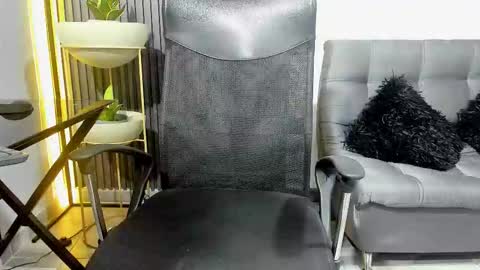 Julian online show from December 4, 2025, 11:24 pm