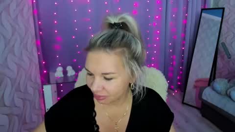 Julia online show from December 20, 2024, 8:45 pm