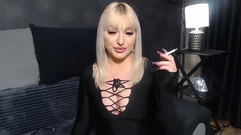 julia online show from December 6, 2024, 10:19 pm