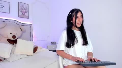 Snapshot of juliee_ross chatting on May 19, 2026, 1:06 pm juliee_ross online show from May 19, 2026, 1:06 pm