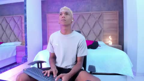 Julien online show from October 8, 2025, 12:03 pm