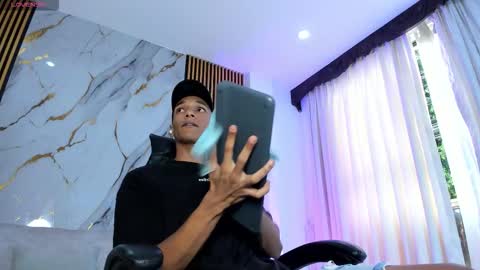 Julien online show from December 5, 2025, 12:14 pm