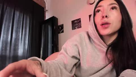 Snapshot of juliet_sourire chatting on March 4, 2025, 1:17 pm juliet_sourire online show from March 4, 2025, 1:17 pm