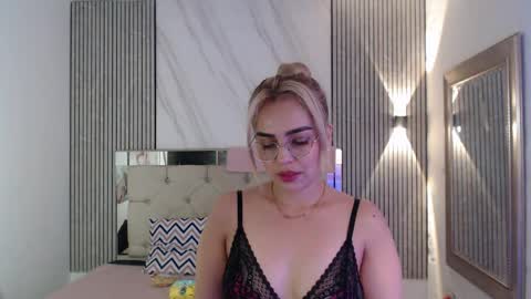 julieta__fox_ online show from April 8, 2026, 3:50 am