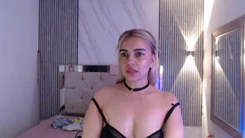 julieta__fox_ online show from April 11, 2026, 7:45 am