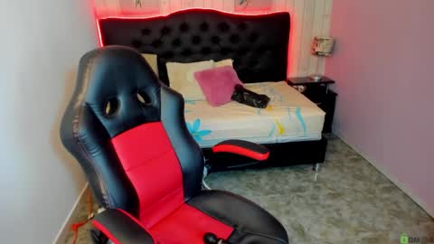 Julieth  online show from November 4, 2025, 1:43 pm