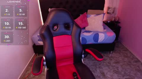 Julieth  online show from November 18, 2025, 6:01 pm