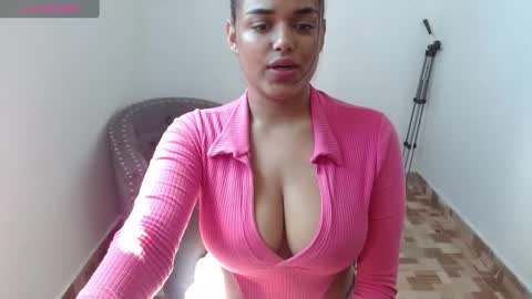 Snapshot of julietta_l chatting on December 18, 2024, 5:00 pm Juli online show from December 18, 2024, 5:00 pm