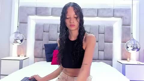 Hi guys It is a pleasure to have you here I am Julieta  online show from September 15, 2025, 12:16 pm