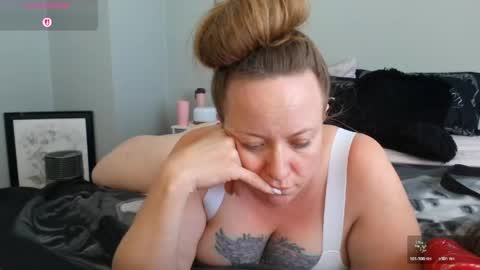 Snapshot of julimonroe chatting on April 15, 2026, 7:21 pm Juli Monroe online show from April 15, 2026, 7:21 pm